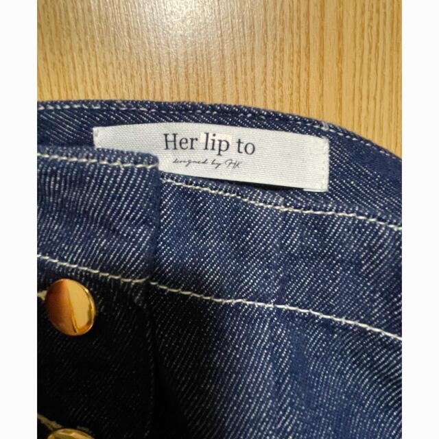 Her lip to(ハーリップトゥ)のHerlipto High-waisted Denim Effect Skirt レディースのスカート(ひざ丈スカート)の商品写真