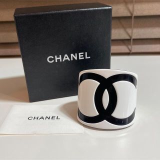 シャネル(CHANEL)のシャネル　ココマーク　バングル　ホワイト×ブラック(ブレスレット/バングル)