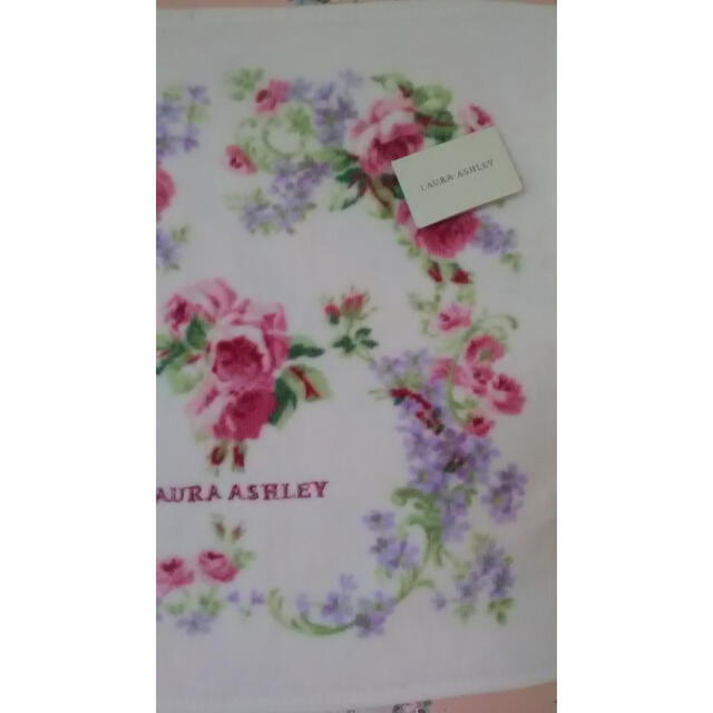 LAURA ASHLEY(ローラアシュレイ)のローラアシュレイ  タオルハンカチ　2枚　セット  未使用 レディースのファッション小物(ハンカチ)の商品写真