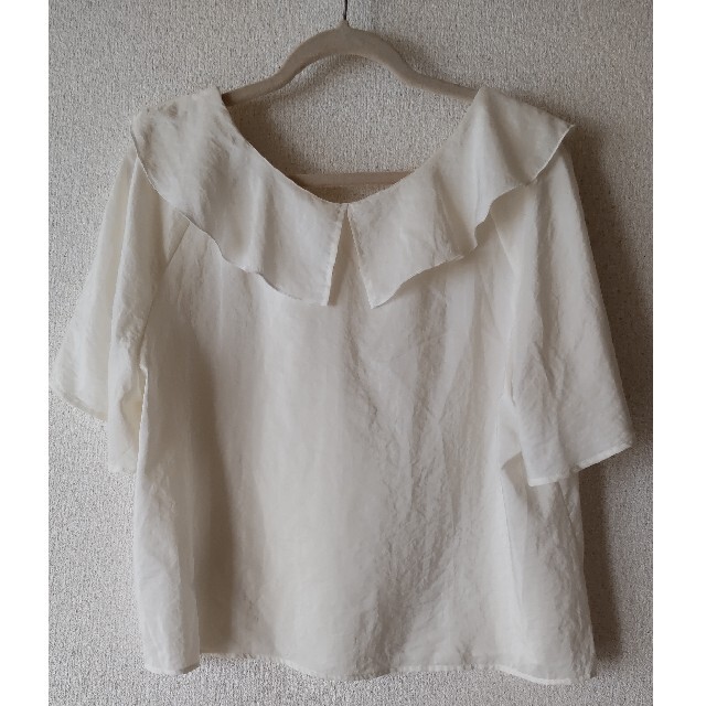 w closet(ダブルクローゼット)のW CLOSET  トップス ホワイト フリル 夏服 レディースのトップス(カットソー(半袖/袖なし))の商品写真