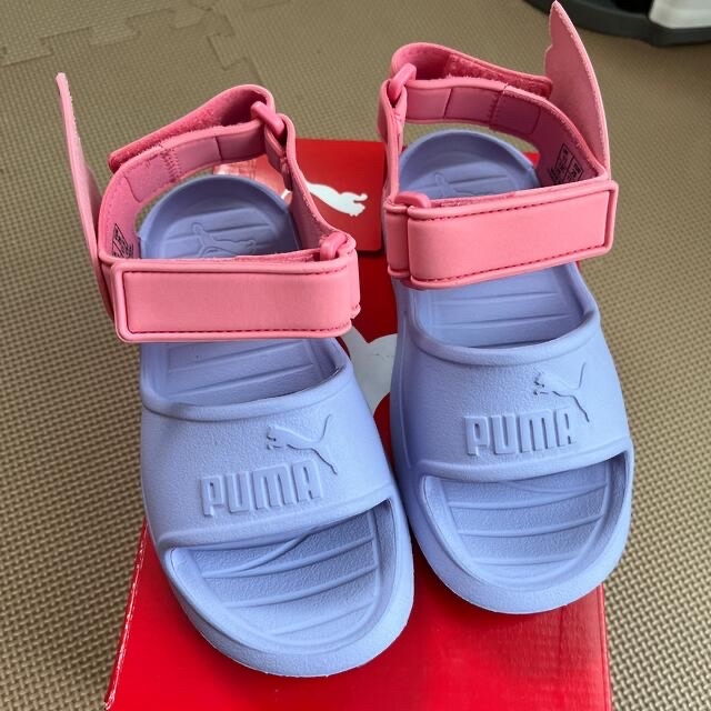 PUMA(プーマ)の17.5 プーマ　サンダル　紫 キッズ/ベビー/マタニティのキッズ靴/シューズ(15cm~)(サンダル)の商品写真