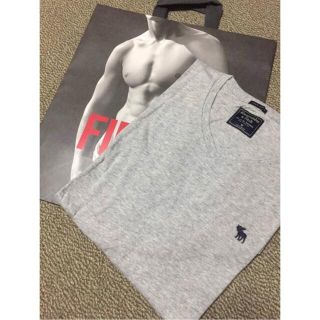 アバクロンビーアンドフィッチ(Abercrombie&Fitch)の★アバクロ メンズワンポイントＶネックＴシャツ★Ｓ(Tシャツ/カットソー(半袖/袖なし))