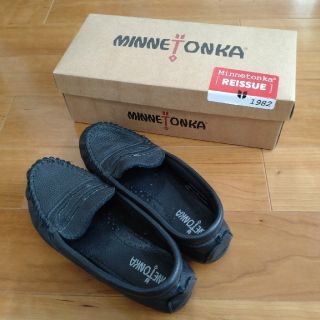 ミネトンカ(Minnetonka)のMINNETONKA  ブラック　２３センチ(スリッポン/モカシン)