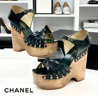 シャネル(CHANEL)の4309 シャネル レザー ウッド ココマーク ウェッジサンダル ブラック(サンダル)