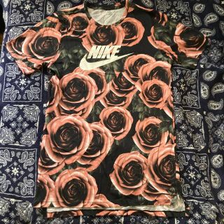 ナイキ(NIKE)の海外限定新品激レア NIKE バラ柄 TシャツS NY購入 ナイキ ローズ 薔薇(Tシャツ/カットソー(半袖/袖なし))