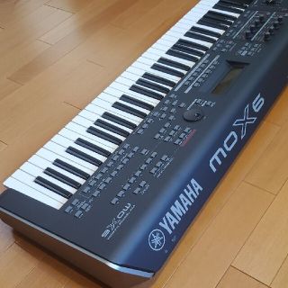 ヤマハ(ヤマハ)の【美品】YAMAHA MOX6 + 純正ソフトケース + 取扱説明書(キーボード/シンセサイザー)