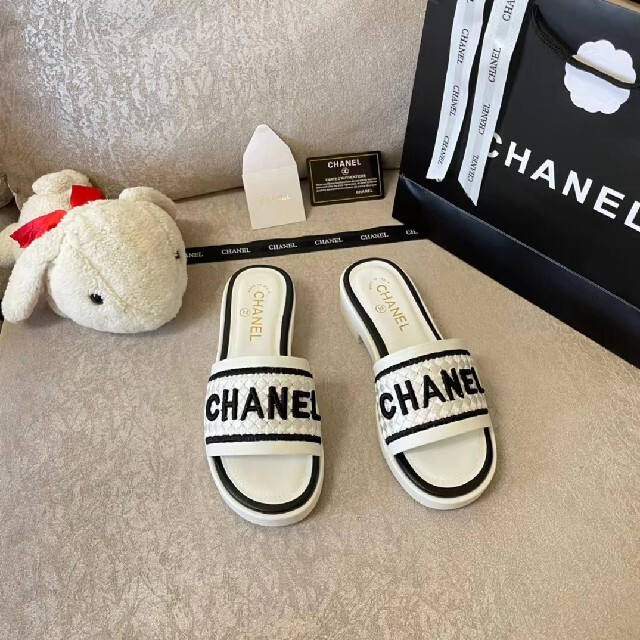 格安新品 CHANEL ホワイト キルティング ミュール ロゴ CC ☆CHANEL