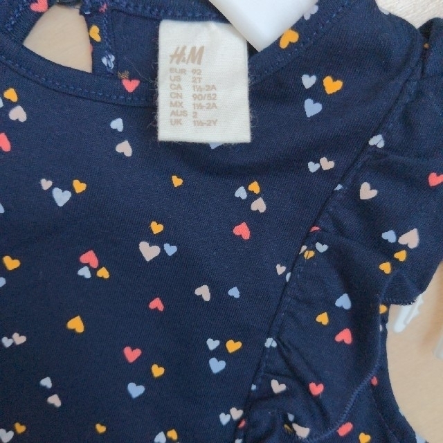 H&M(エイチアンドエム)のH&M ノースリーブトップス&ショートパンツ　90サイズ キッズ/ベビー/マタニティのキッズ服女の子用(90cm~)(Tシャツ/カットソー)の商品写真
