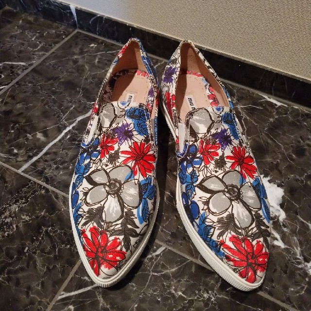 miumiu(ミュウミュウ)のミュウミュウ miu miu スリッポン 靴 花柄  トロピカル 24.5 25 レディースの靴/シューズ(スリッポン/モカシン)の商品写真