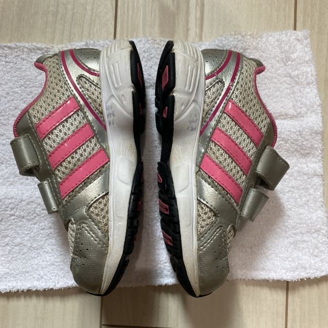 adidas(アディダス)のadidas アディダス　子供スニーカー　15cm キッズ/ベビー/マタニティのキッズ靴/シューズ(15cm~)(スニーカー)の商品写真