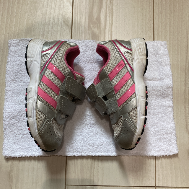 adidas(アディダス)のadidas アディダス　子供スニーカー　15cm キッズ/ベビー/マタニティのキッズ靴/シューズ(15cm~)(スニーカー)の商品写真