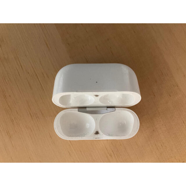 Apple(アップル)のAirPods 第３世代充電ケースApple +シリコンケース スマホ/家電/カメラのオーディオ機器(ヘッドフォン/イヤフォン)の商品写真