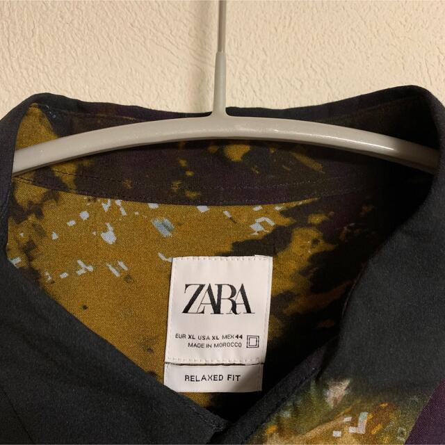 ZARA(ザラ)の【美品】ZARA ザラ　レトロ　総柄　模様　シャツ　黒　モード　デザイン メンズのトップス(シャツ)の商品写真