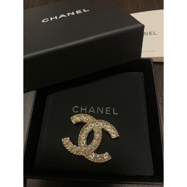 CHANEL(シャネル)のCHANEL シャネル ブローチ　AB3781 レディースのアクセサリー(ブローチ/コサージュ)の商品写真