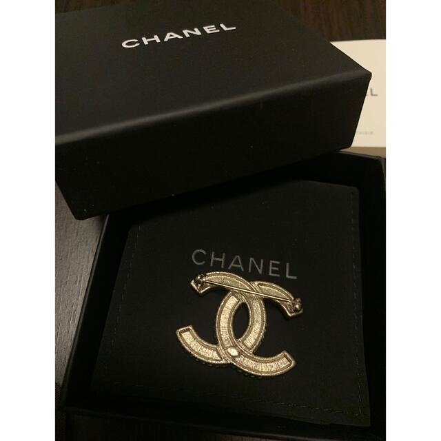 CHANEL(シャネル)のCHANEL シャネル ブローチ　AB3781 レディースのアクセサリー(ブローチ/コサージュ)の商品写真