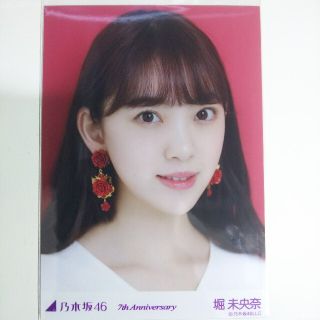 ノギザカフォーティーシックス(乃木坂46)の乃木坂46 生写真堀未央奈7th Anniversary ヨリ 赤 レッド(アイドルグッズ)