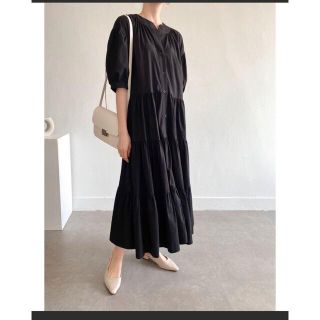 ザラ(ZARA)のクルーネックティアードワンピース　黒　半袖　ロング(ロングワンピース/マキシワンピース)