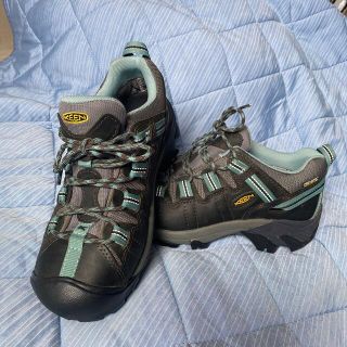 キーン(KEEN)の超美品　キーン　トレッキングシューズ　23.5  防水　グレーグリーン　KEEN(スニーカー)