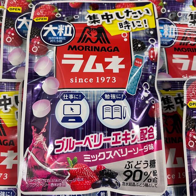 森永製菓(モリナガセイカ)の森永製菓　大粒　ラムネ　ミックスベリーソーダ味　34g  16袋セット  食品/飲料/酒の食品(菓子/デザート)の商品写真