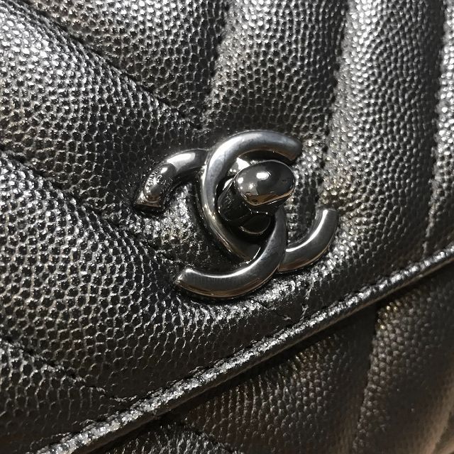 CHANEL(シャネル)の新品未使用 シャネル 超希少 ココハンドル XXS ソーブラック シェブロン 黒 レディースのバッグ(ハンドバッグ)の商品写真