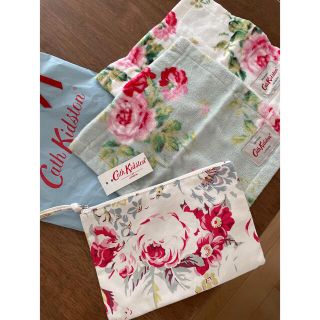 キャスキッドソン(Cath Kidston)のキャスキッドソン　ポーチ　タオルハンカチ2枚　新品　3つセット(ポーチ)