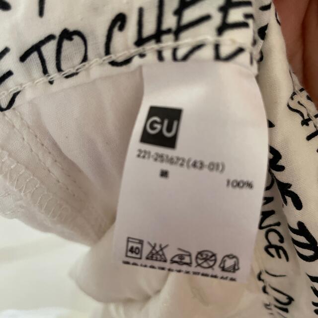 GU(ジーユー)のホワイトジーンズ レディースのパンツ(デニム/ジーンズ)の商品写真
