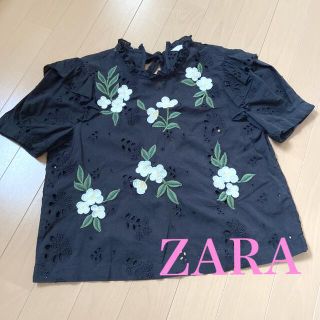 ザラ(ZARA)の【ZARA】ブラック 花柄 刺繍(カットソー(半袖/袖なし))