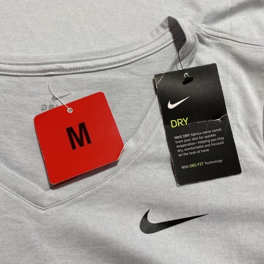 NIKE(ナイキ)のNIKE ナイキ dry-fit Tシャツ　M VネックTシャツ 半袖Tシャツ レディースのトップス(Tシャツ(半袖/袖なし))の商品写真