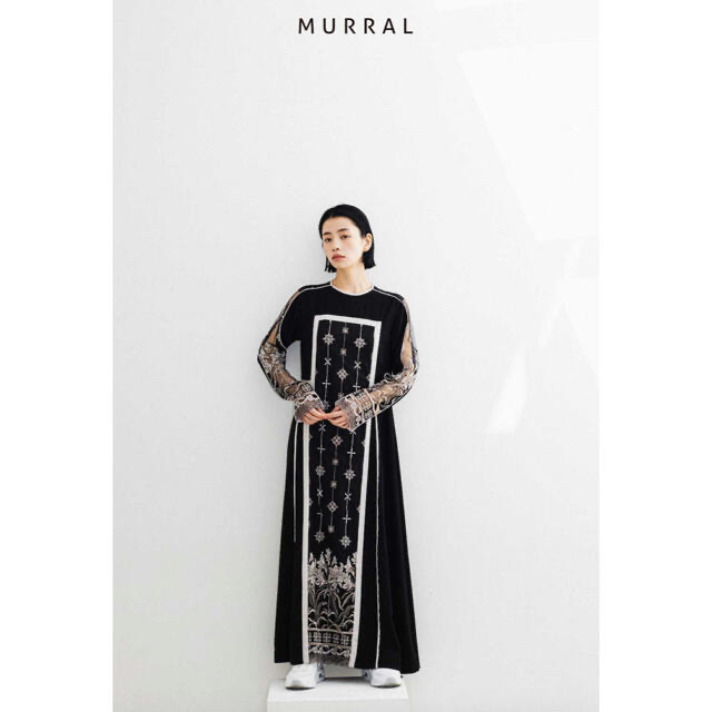 レディースMURRAL今季新作完売　BLACK FRAME FLOWER DRESS