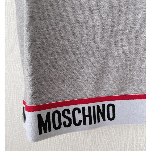MOSCHINO(モスキーノ)の【新品】MOSCHINO ロゴ入りグレー 半袖トップス レディースのトップス(Tシャツ(半袖/袖なし))の商品写真