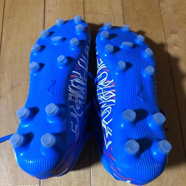 PUMA(プーマ)のPUMA サッカースパイク　25.5cm. 中古 スポーツ/アウトドアのサッカー/フットサル(シューズ)の商品写真