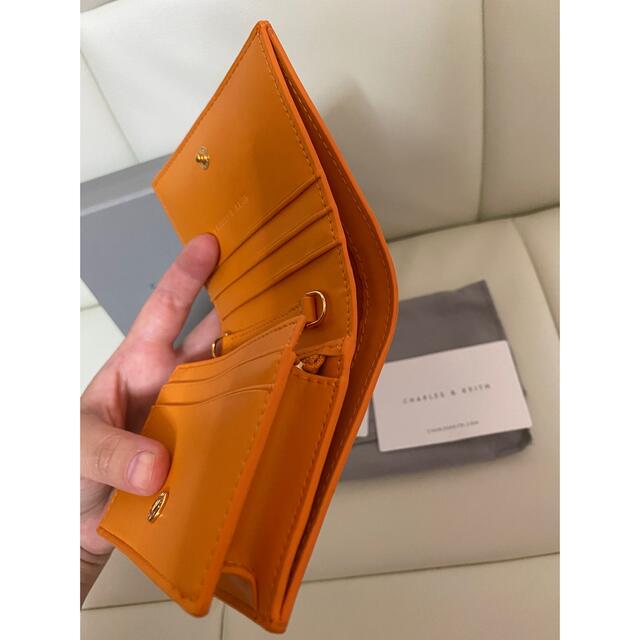 Charles and Keith(チャールズアンドキース)のCHARLES&KEITHオレンジ折り財布！新品！ レディースのファッション小物(財布)の商品写真