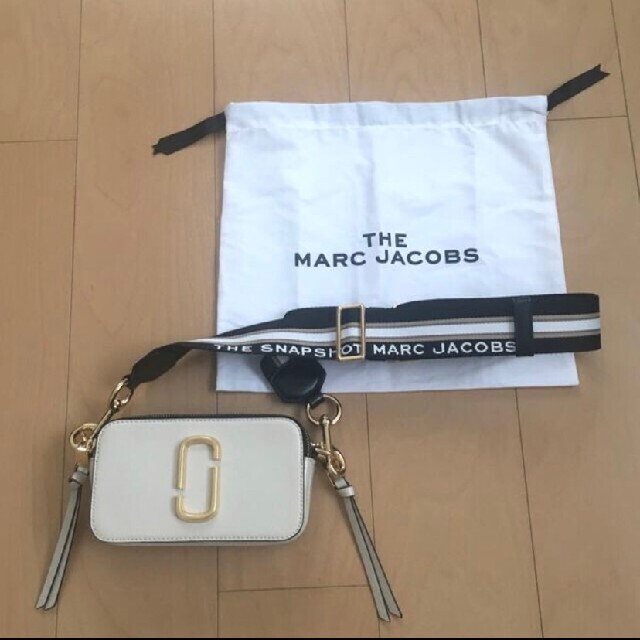 MARC JACOBS(マークジェイコブス)のマークジェイコブス　スモールカメラバッグ　アイボリー×ブラック　ショルダーバッグ レディースのバッグ(ショルダーバッグ)の商品写真