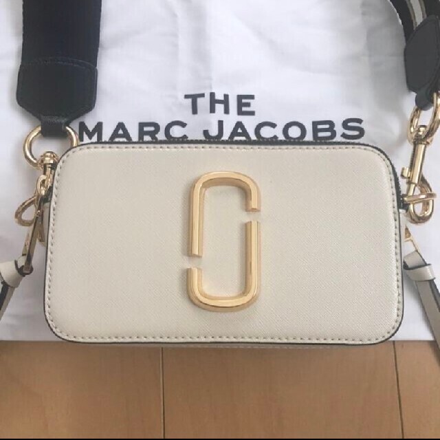 MARC JACOBS(マークジェイコブス)のマークジェイコブス　スモールカメラバッグ　アイボリー×ブラック　ショルダーバッグ レディースのバッグ(ショルダーバッグ)の商品写真