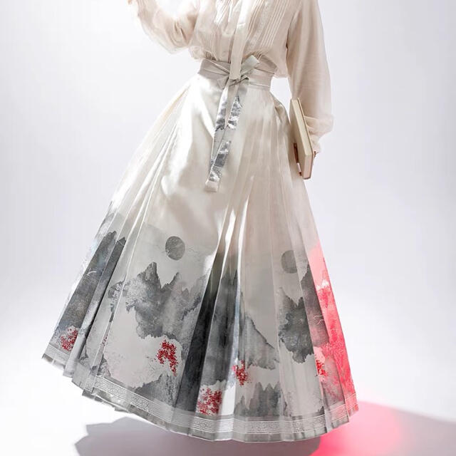 崑崙山 白銀色ロングスカート　馬面裙 明製漢服　中国伝統衣装　着物和服　成人式