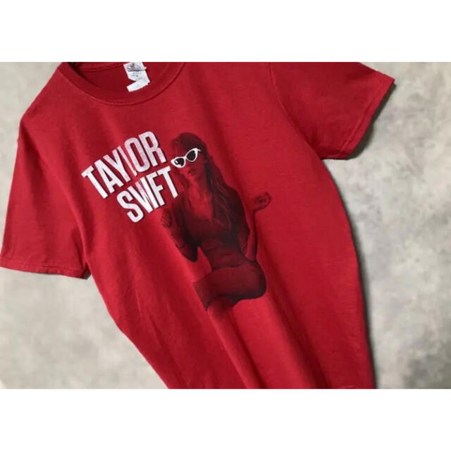 【新品未使用】Taylor Swift テイラースウィフト RED Tシャツ エンタメ/ホビーのタレントグッズ(ミュージシャン)の商品写真