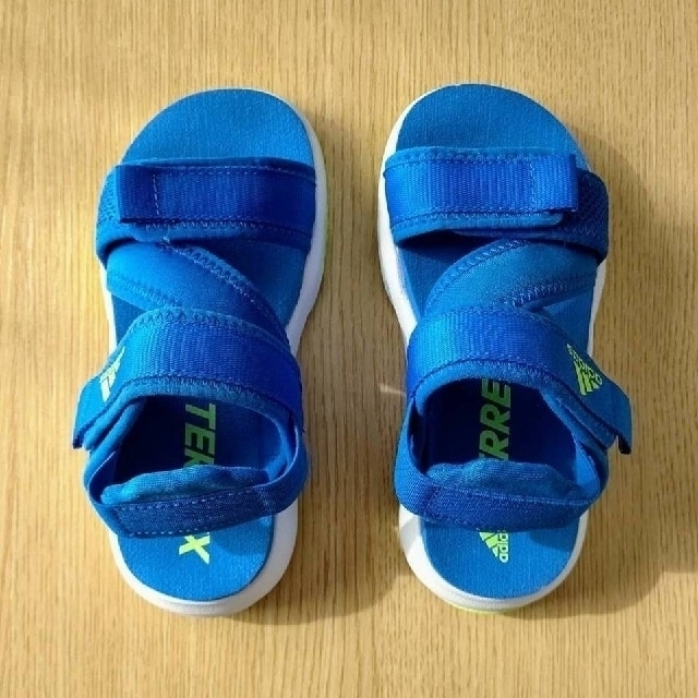 adidas(アディダス)のゆき様 専用★adidas★サンダル 18cm キッズ 男の子 ブルー キッズ/ベビー/マタニティのキッズ靴/シューズ(15cm~)(サンダル)の商品写真