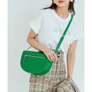 ヴィス(ViS)の【グリーン（30）】リサイクルフェイクレザーフロントジップハーフムーンショルダー【sustainable】(ショルダーバッグ)