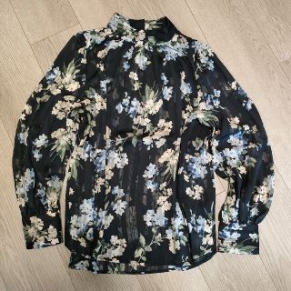 エイチアンドエム(H&M)の新品　H&M　花柄ブラウス　Mサイズ　シフォンブラウス(シャツ/ブラウス(長袖/七分))