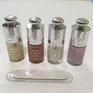 クリスチャンディオール(Christian Dior)のChristian Dior  未使用品　マニュキュア　４色　爪やすり付き(ネイル用品)