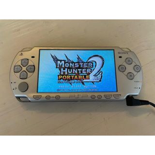 プレイステーションポータブル(PlayStation Portable)のPSP2000 シルバー　(携帯用ゲーム機本体)