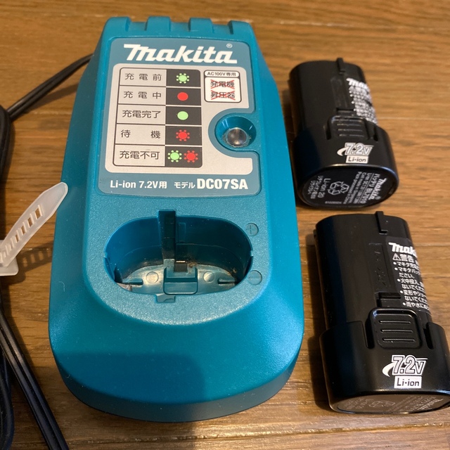 Makita(マキタ)のマキタ7.2v用　DC07SA 充電器とバッテリ2個 スマホ/家電/カメラのスマートフォン/携帯電話(バッテリー/充電器)の商品写真