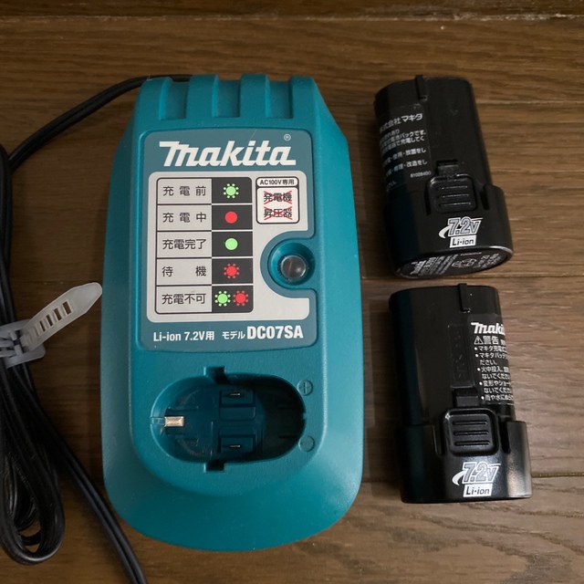 Makita(マキタ)のマキタ7.2v用　DC07SA 充電器とバッテリ2個 スマホ/家電/カメラのスマートフォン/携帯電話(バッテリー/充電器)の商品写真