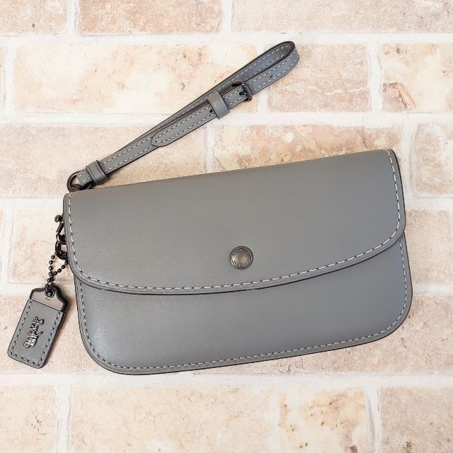 COACH - COACH コーチ ☆ レザー ストラップ付 クラッチ ポーチ COACH - COACH コーチ ☆ レザー ストラップ付 クラッチ ポーチ