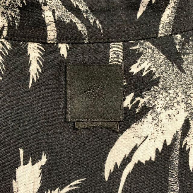 H&M(エイチアンドエム)の【レーヨン素材】古着　春夏向　総柄シャツ　ハワイアン　ヤシの木　L ブラック メンズのトップス(シャツ)の商品写真