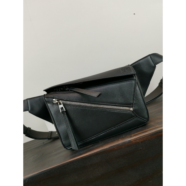 新年の贈り物 LOEWE - LOEWE ロエベ パズル バムバッグ スモール
