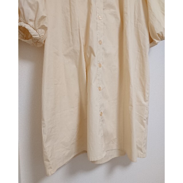 Discoat(ディスコート)の今季 美品 ディスコート ボリューム袖襟付きチュニックシャツ トップス 半袖 レディースのトップス(シャツ/ブラウス(半袖/袖なし))の商品写真