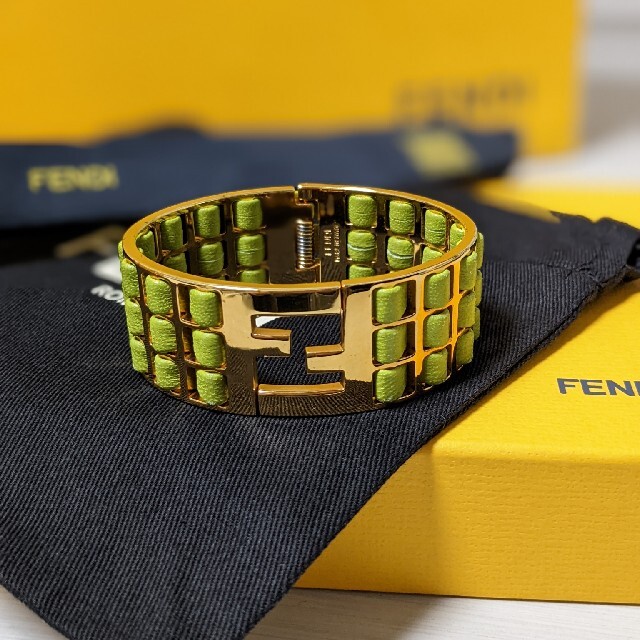 【美品】FENDI　フェンディ　ズッカ柄　グリーン　バングル　ブレスレット