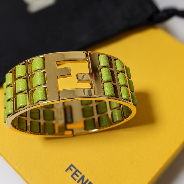 FENDI(フェンディ)の【美品】FENDI　フェンディ　ズッカ柄　グリーン　バングル　ブレスレット レディースのアクセサリー(ブレスレット/バングル)の商品写真