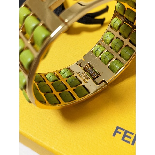 FENDI(フェンディ)の【美品】FENDI　フェンディ　ズッカ柄　グリーン　バングル　ブレスレット レディースのアクセサリー(ブレスレット/バングル)の商品写真